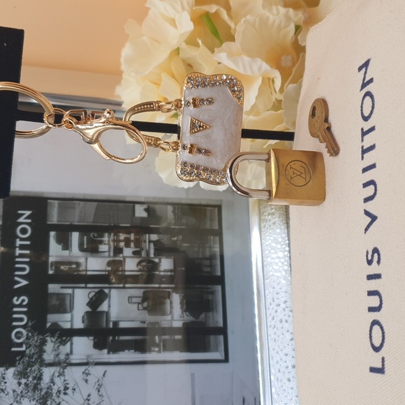 LOUIS VUITTON LOCK/KEY🔐 SILVER & GOLD TWO TONE # 215 W/ New Fashion Bag charm - Picture 3 of 7